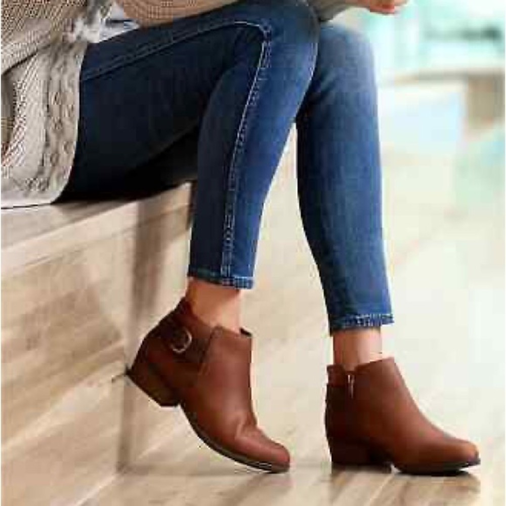 Clarks Collection Women's Brown Addiy Kara Booties!
